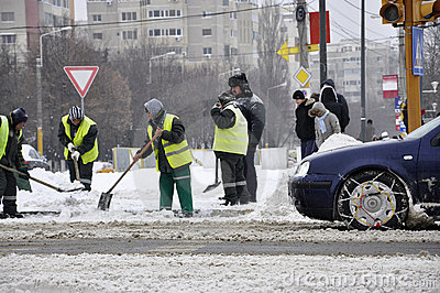workers-cleaning-city-blizzard-17474006